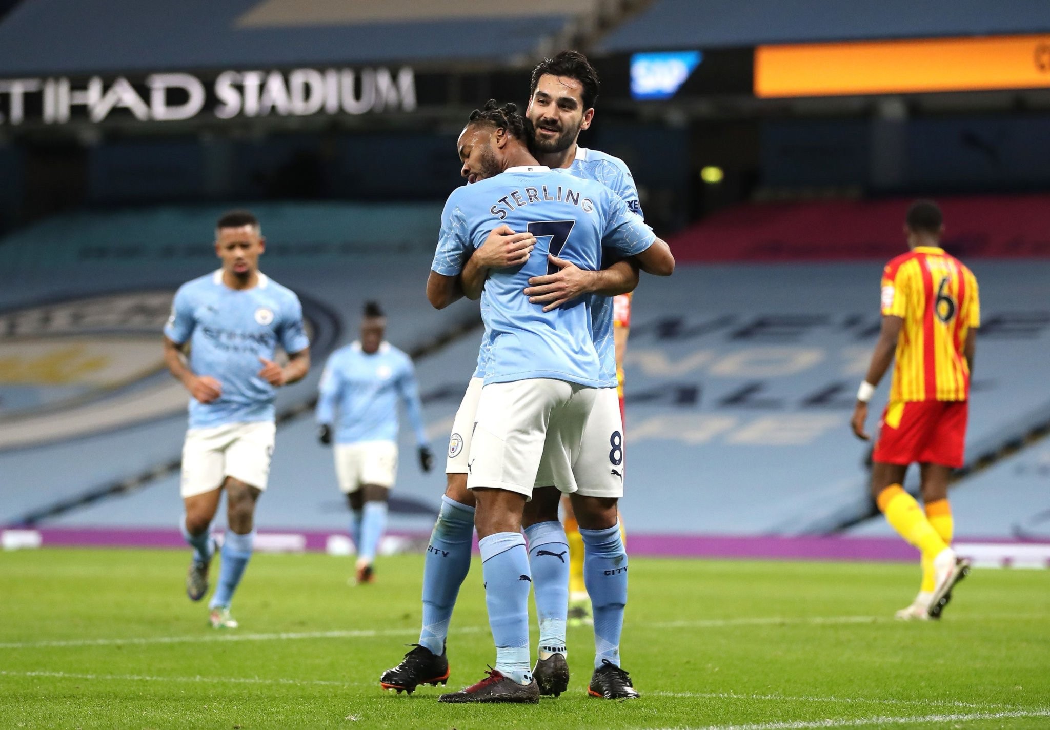 也笑着与球 也笑着与球